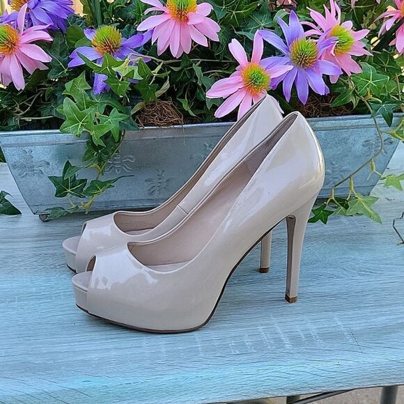 🦋GUESS PLATFORM HEELS, SIZE 8  NWOT 
Pumps- off white comfortable cushion - Picture 4 of 9